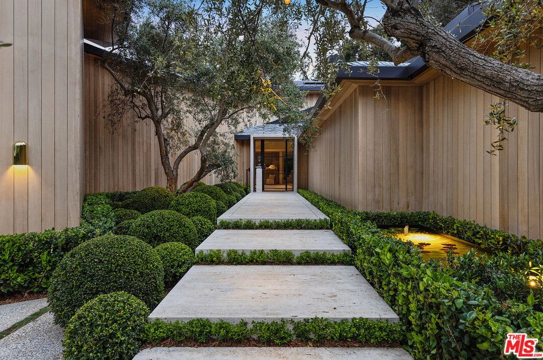 9051 Briarcrest Ln, Beverly Hills CA  90210-1818 exterior