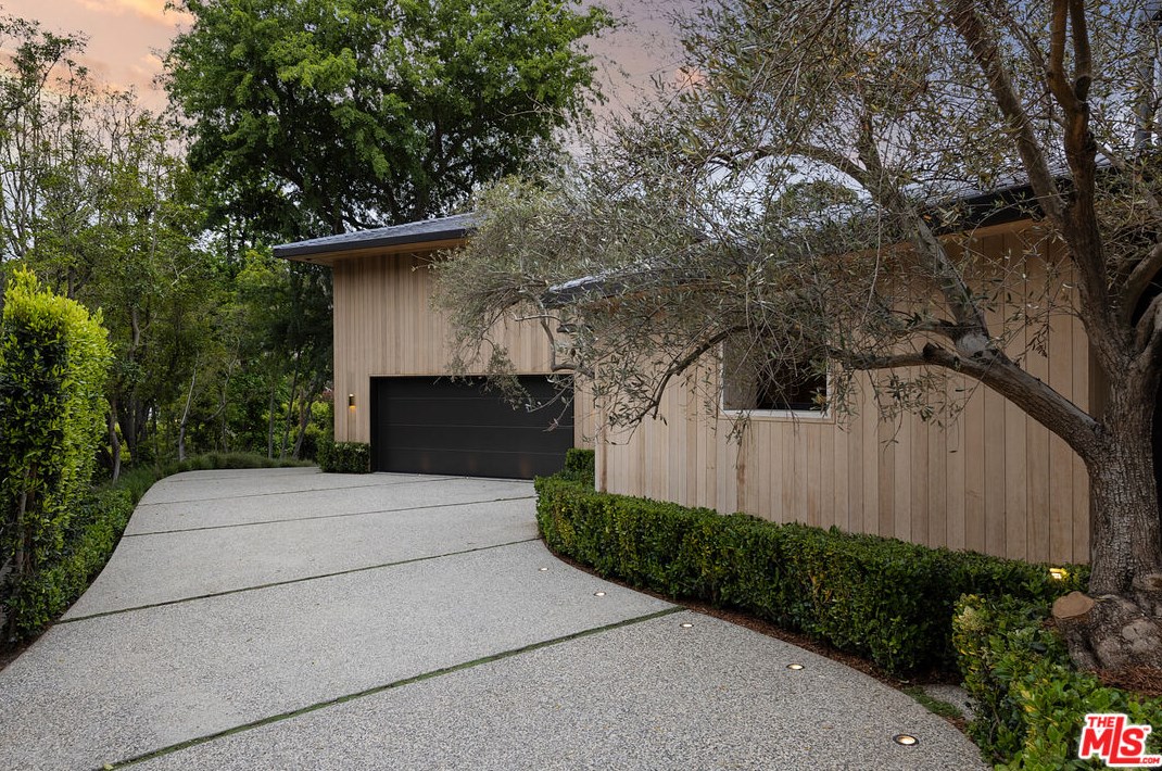 9051 Briarcrest Ln, Beverly Hills CA  90210-1818 exterior