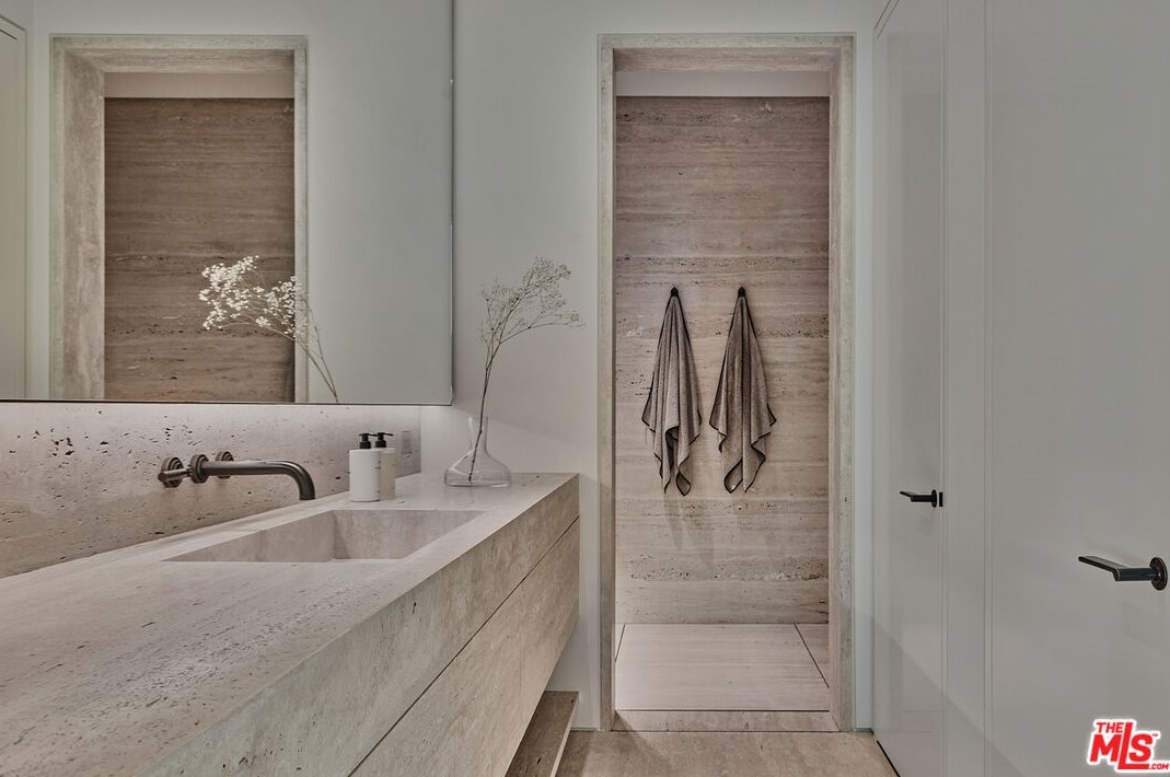 9051 Briarcrest Ln, Beverly Hills CA  90210-1818 exterior