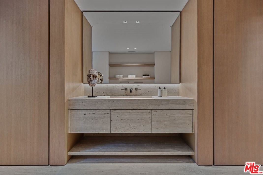 9051 Briarcrest Ln, Beverly Hills CA  90210-1818 exterior