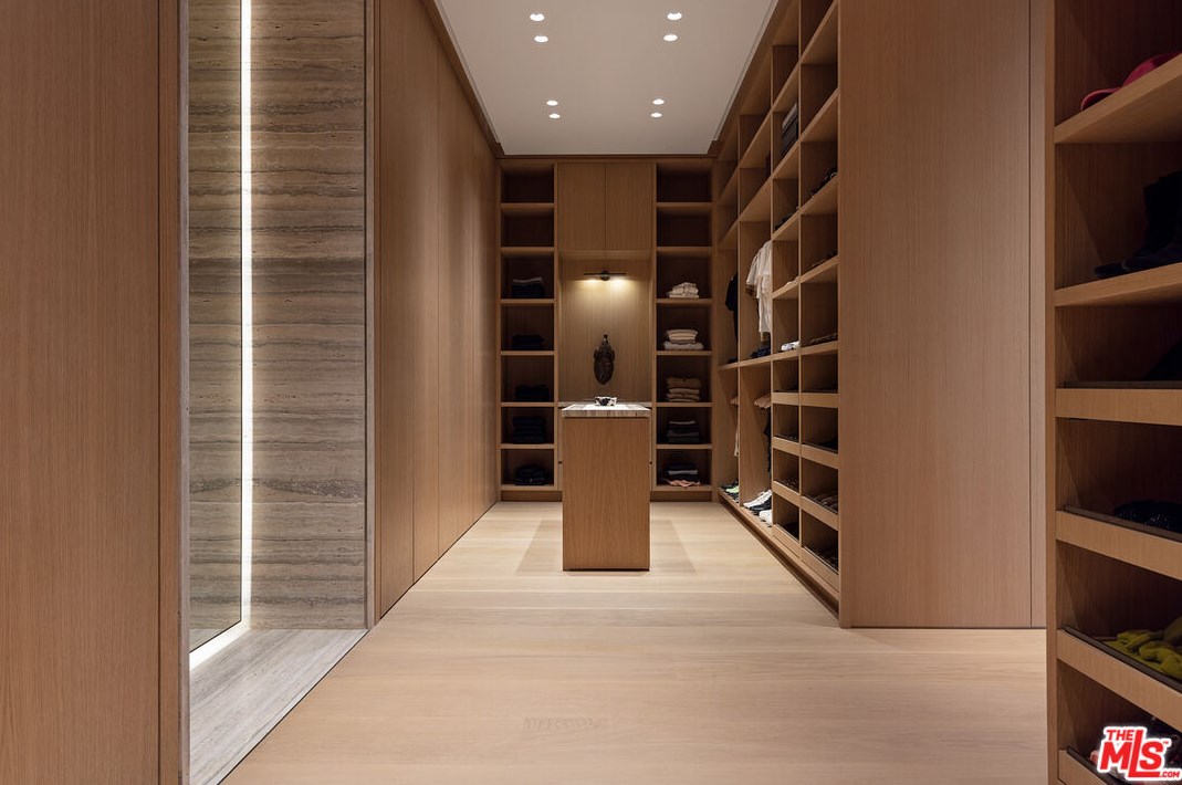 9051 Briarcrest Ln, Beverly Hills CA  90210-1818 exterior