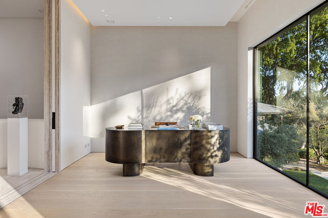 9051 Briarcrest Ln, Beverly Hills CA  90210-1818 exterior