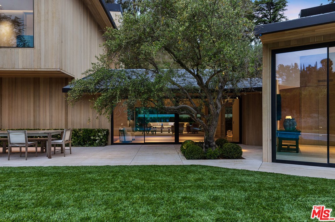 9051 Briarcrest Ln, Beverly Hills CA  90210-1818 exterior