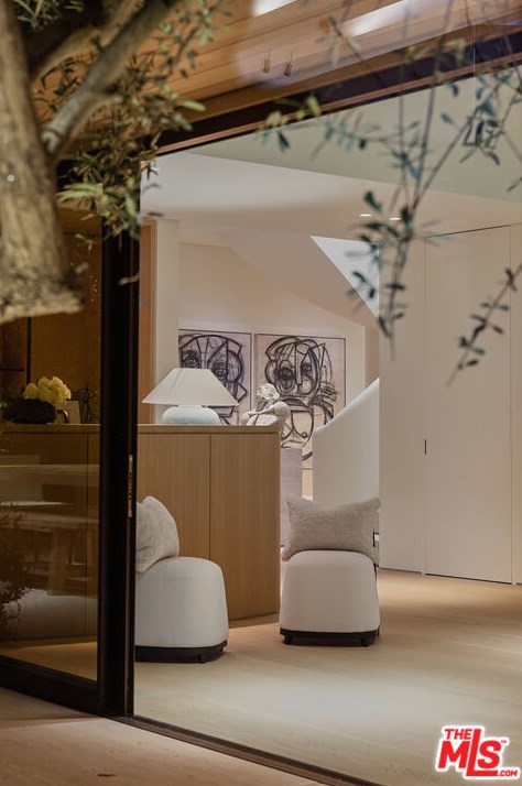 9051 Briarcrest Ln, Beverly Hills CA  90210-1818 exterior