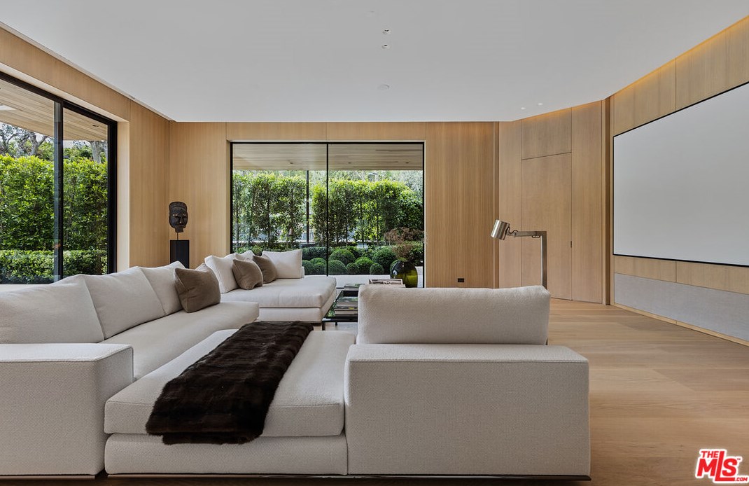 9051 Briarcrest Ln, Beverly Hills CA  90210-1818 exterior