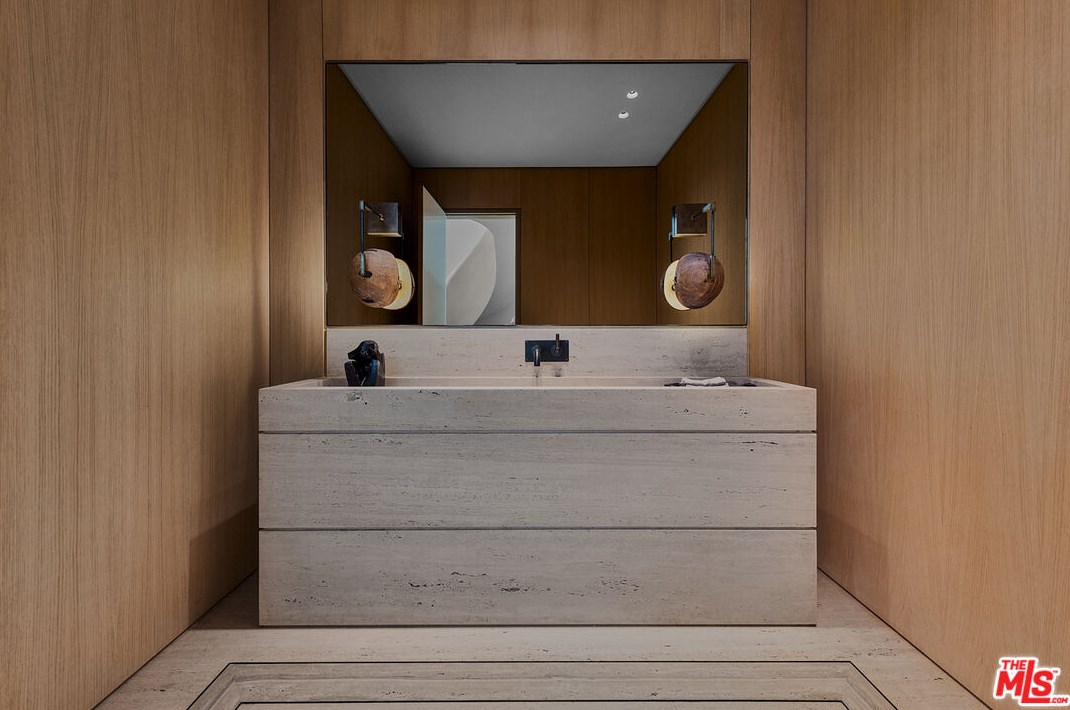 9051 Briarcrest Ln, Beverly Hills CA  90210-1818 exterior