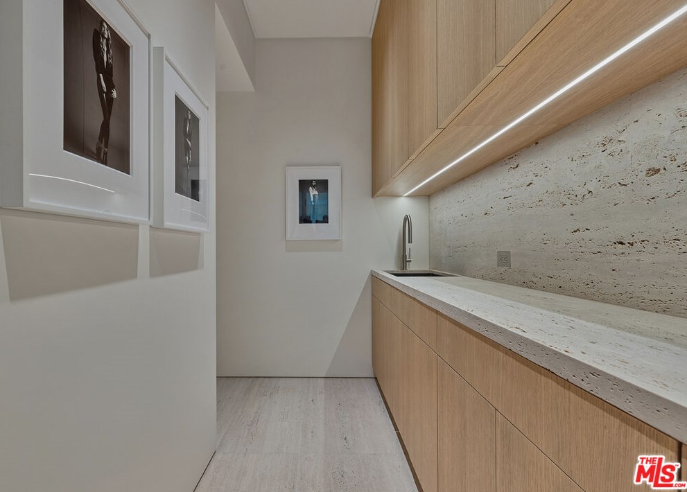 9051 Briarcrest Ln, Beverly Hills CA  90210-1818 exterior