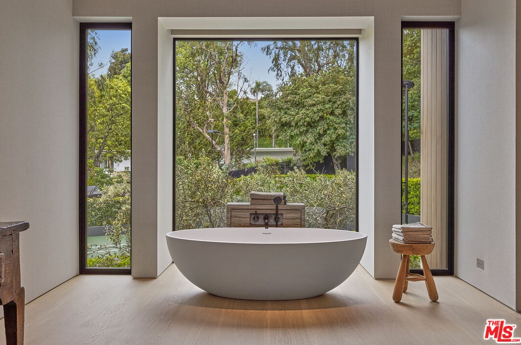 9051 Briarcrest Ln, Beverly Hills CA  90210-1818 exterior