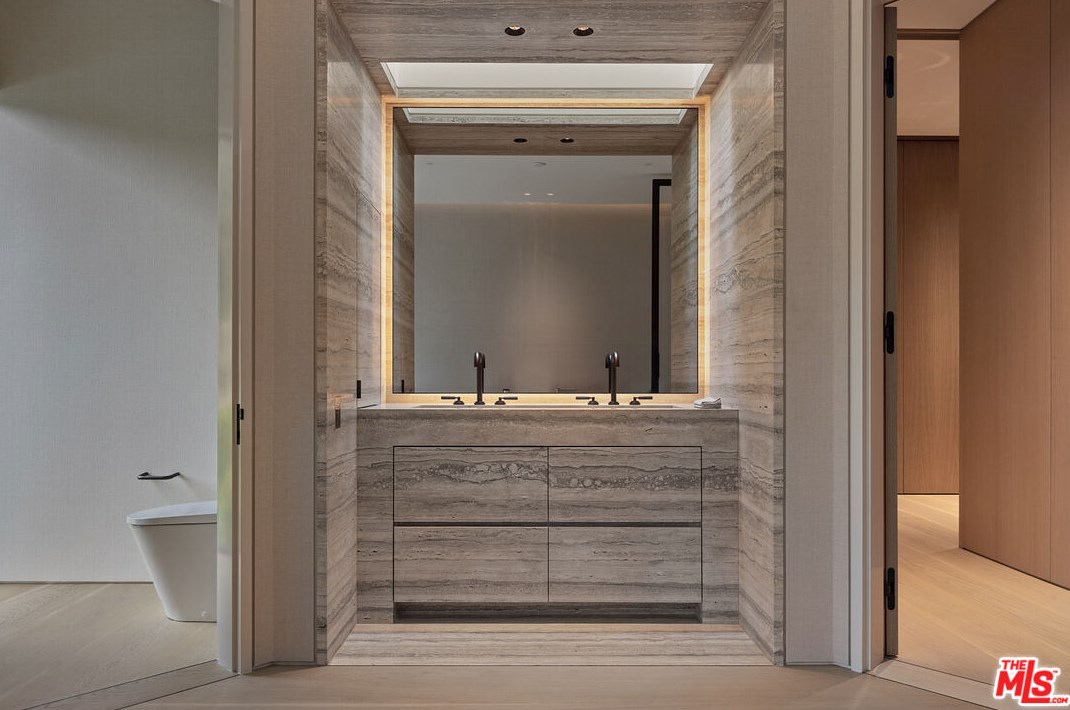 9051 Briarcrest Ln, Beverly Hills CA  90210-1818 exterior