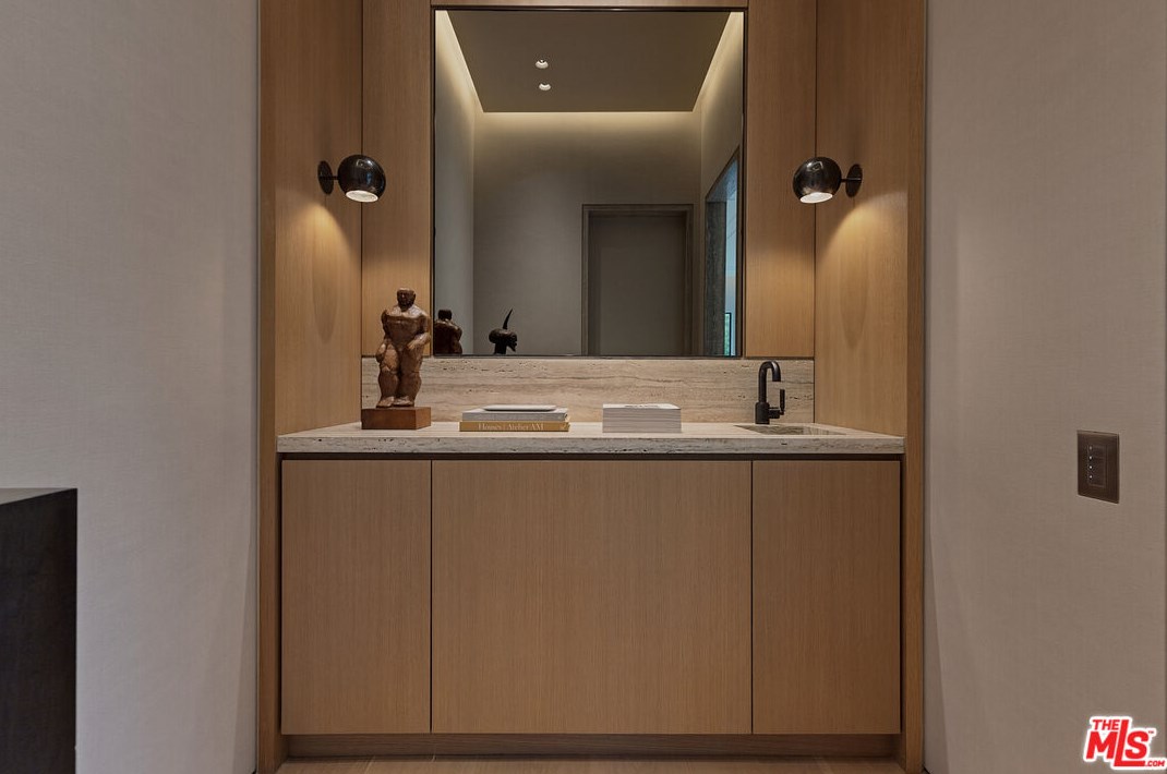 9051 Briarcrest Ln, Beverly Hills CA  90210-1818 exterior