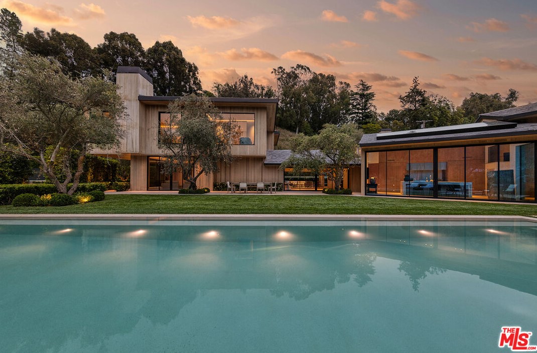 9051 Briarcrest Ln, Beverly Hills CA  90210-1818 exterior