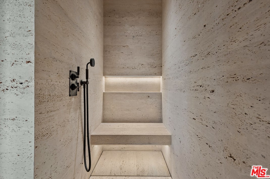 9051 Briarcrest Ln, Beverly Hills CA  90210-1818 exterior