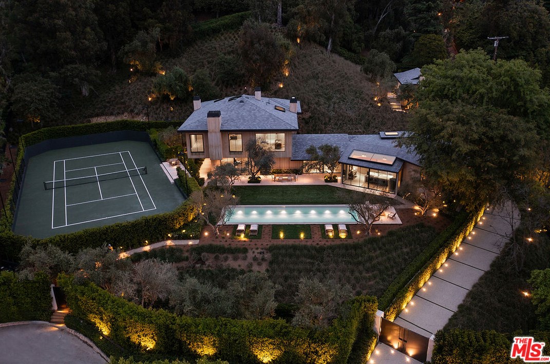 9051 Briarcrest Ln, Beverly Hills CA  90210-1818 exterior