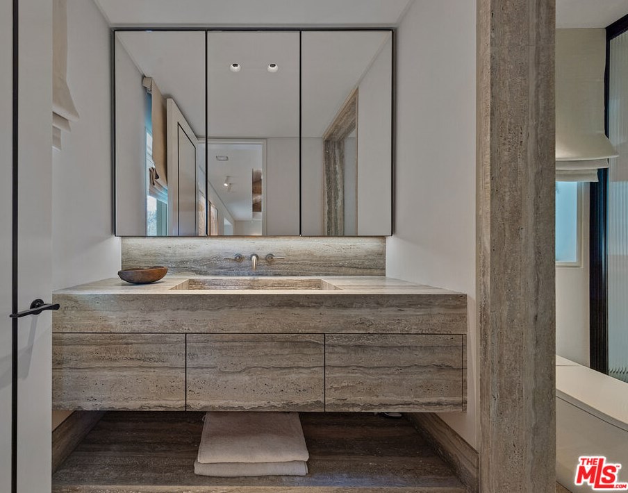 9051 Briarcrest Ln, Beverly Hills CA  90210-1818 exterior