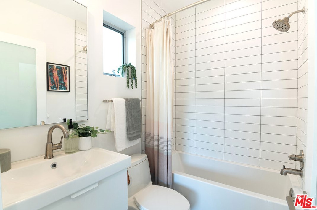 12207 Lawler St, Los Angeles CA  90066-1908 exterior