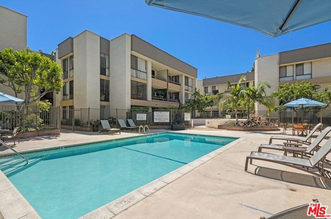 750 Spaulding Ave, Los Angeles CA  90046-7422 exterior