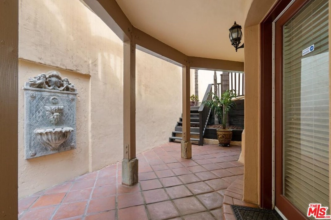 8109 Kirkwood Dr, Los Angeles, CA 90046-2001