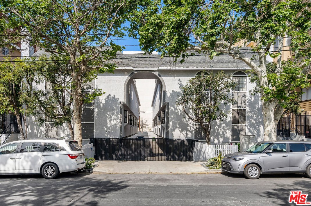 1221 Sycamore Ave, Los Angeles CA  90019-1534 exterior