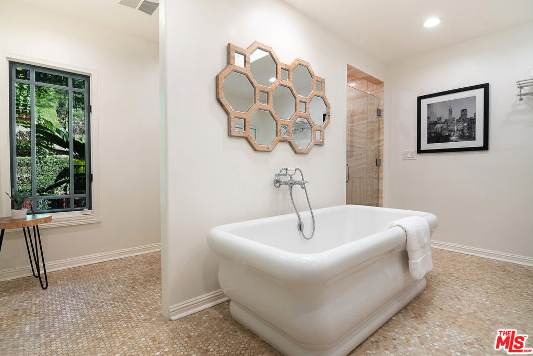 2365 Bowmont Dr, Beverly Hills CA  90210-1810 exterior