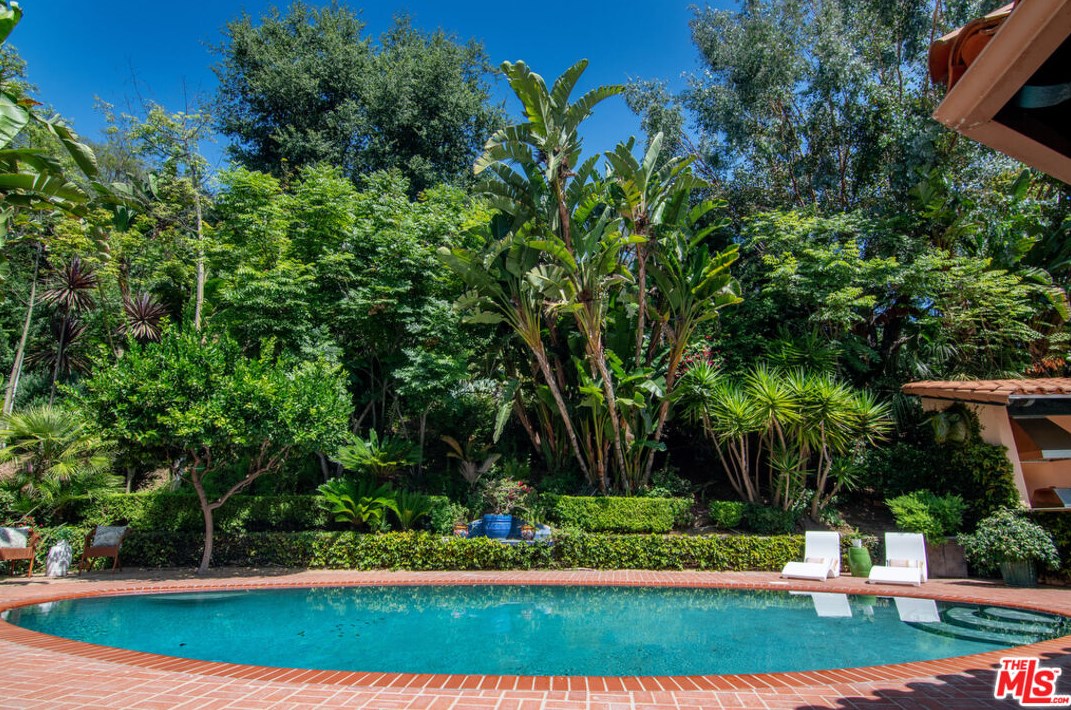 2365 Bowmont Dr, Beverly Hills CA  90210-1810 exterior