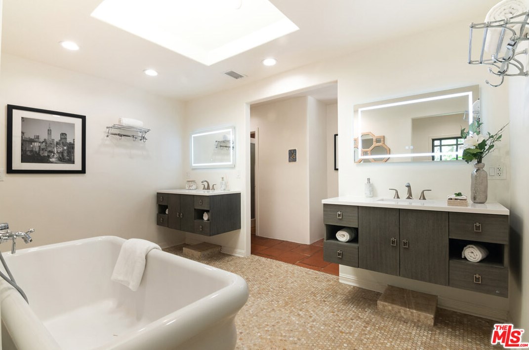 2365 Bowmont Dr, Beverly Hills CA  90210-1810 exterior