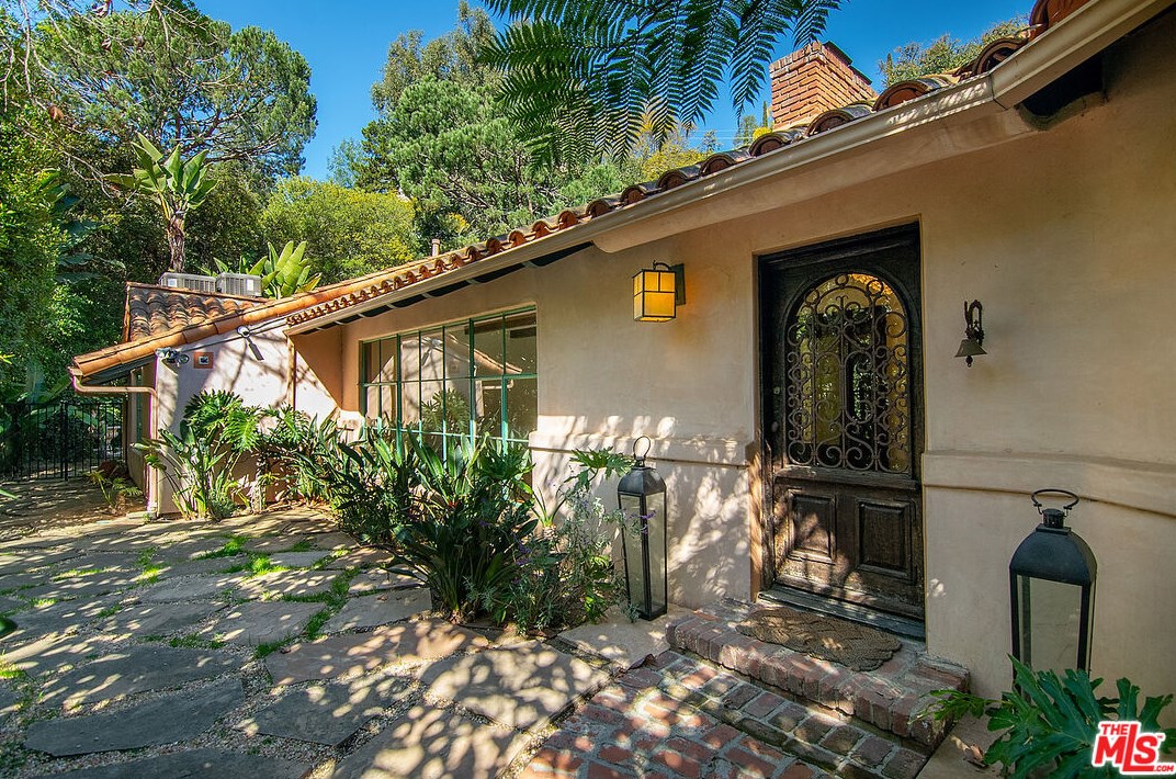 2365 Bowmont Dr, Beverly Hills CA  90210-1810 exterior