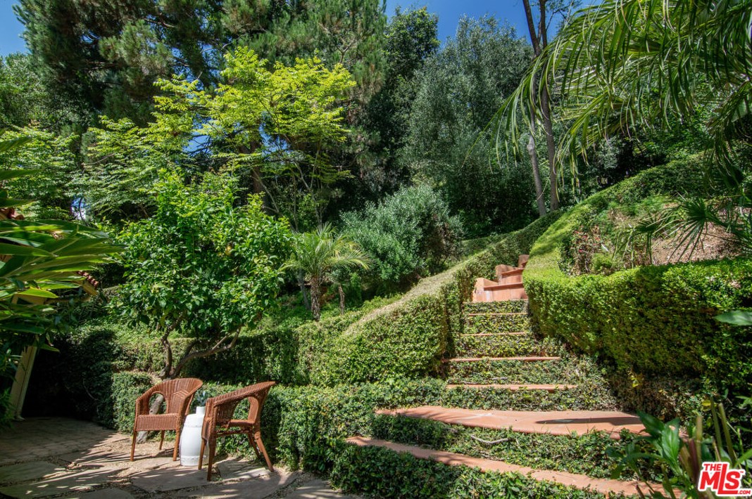 2365 Bowmont Dr, Beverly Hills CA  90210-1810 exterior
