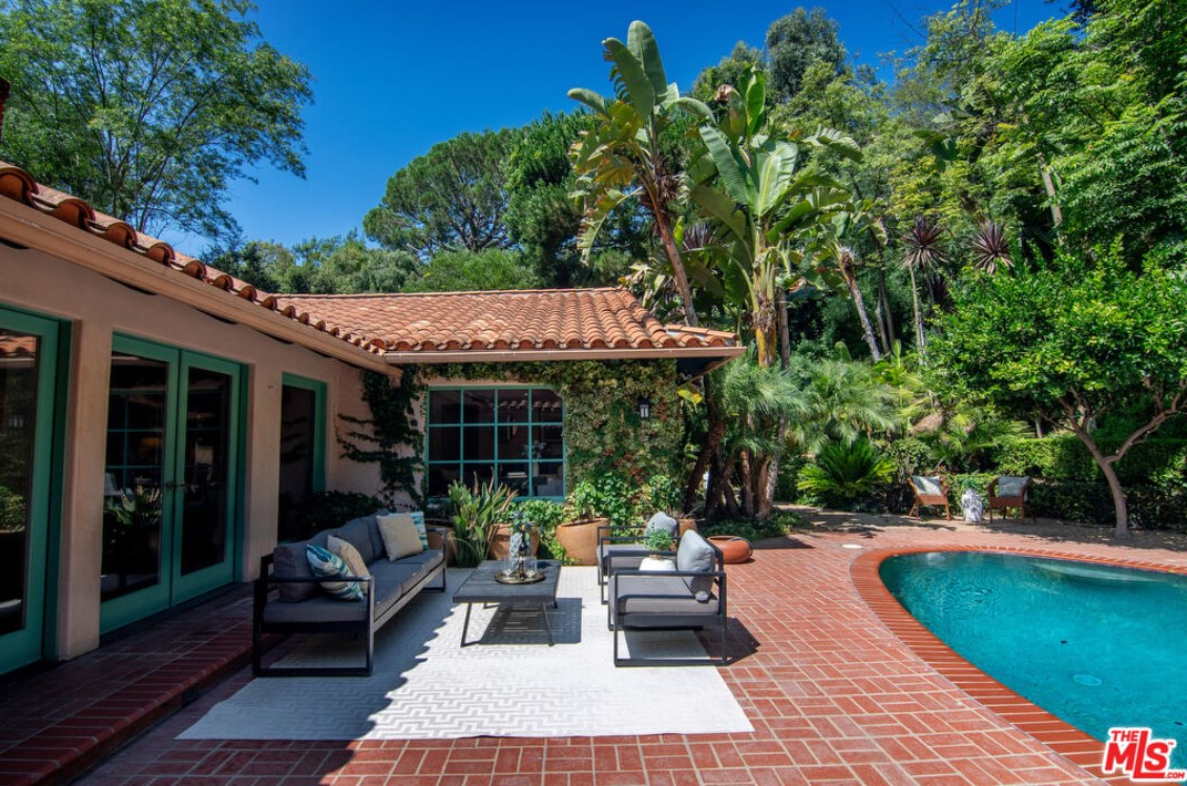 2365 Bowmont Dr, Beverly Hills CA  90210-1810 exterior