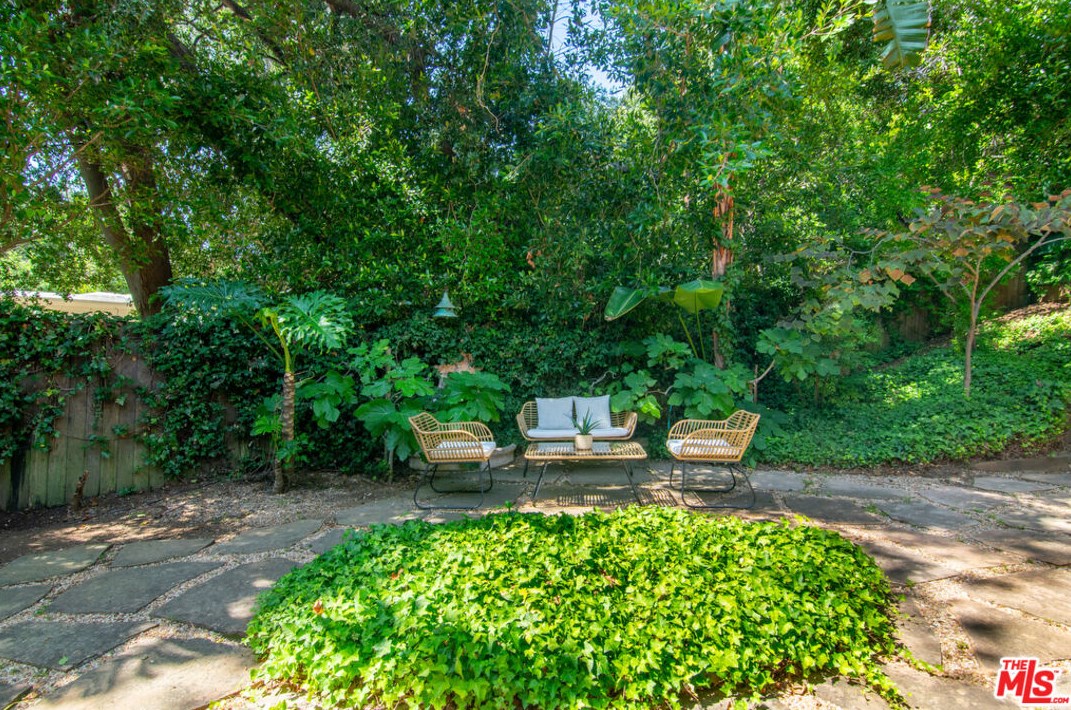 2365 Bowmont Dr, Beverly Hills CA  90210-1810 exterior