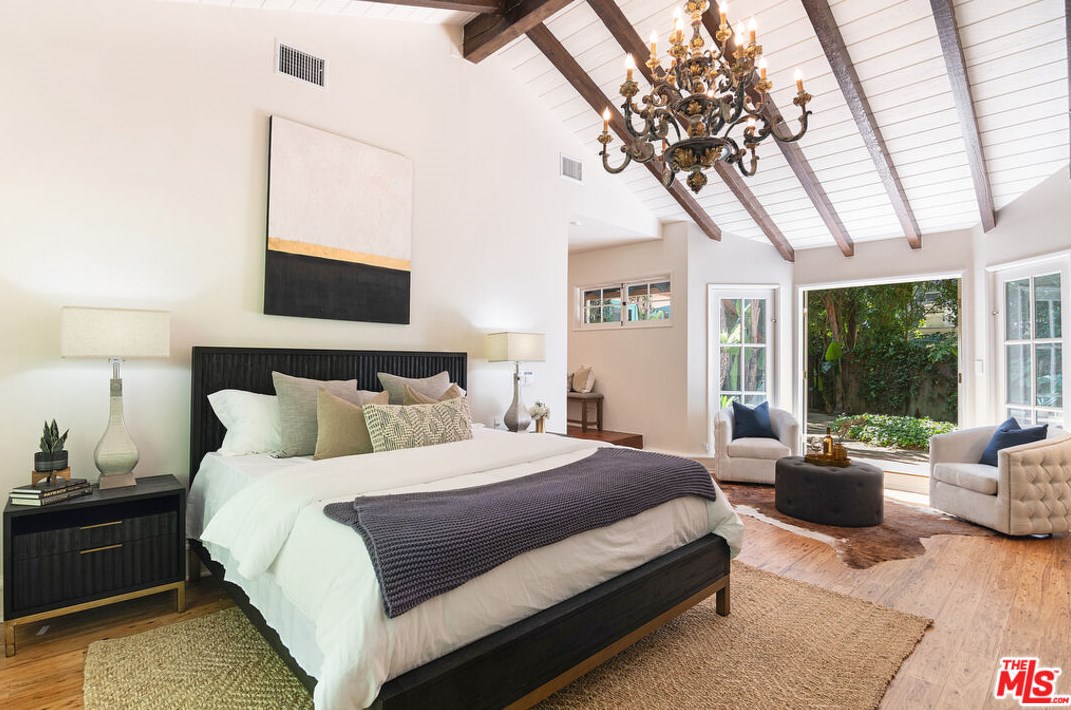 2365 Bowmont Dr, Beverly Hills CA  90210-1810 exterior