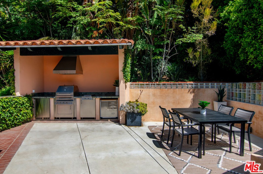 2365 Bowmont Dr, Beverly Hills CA  90210-1810 exterior