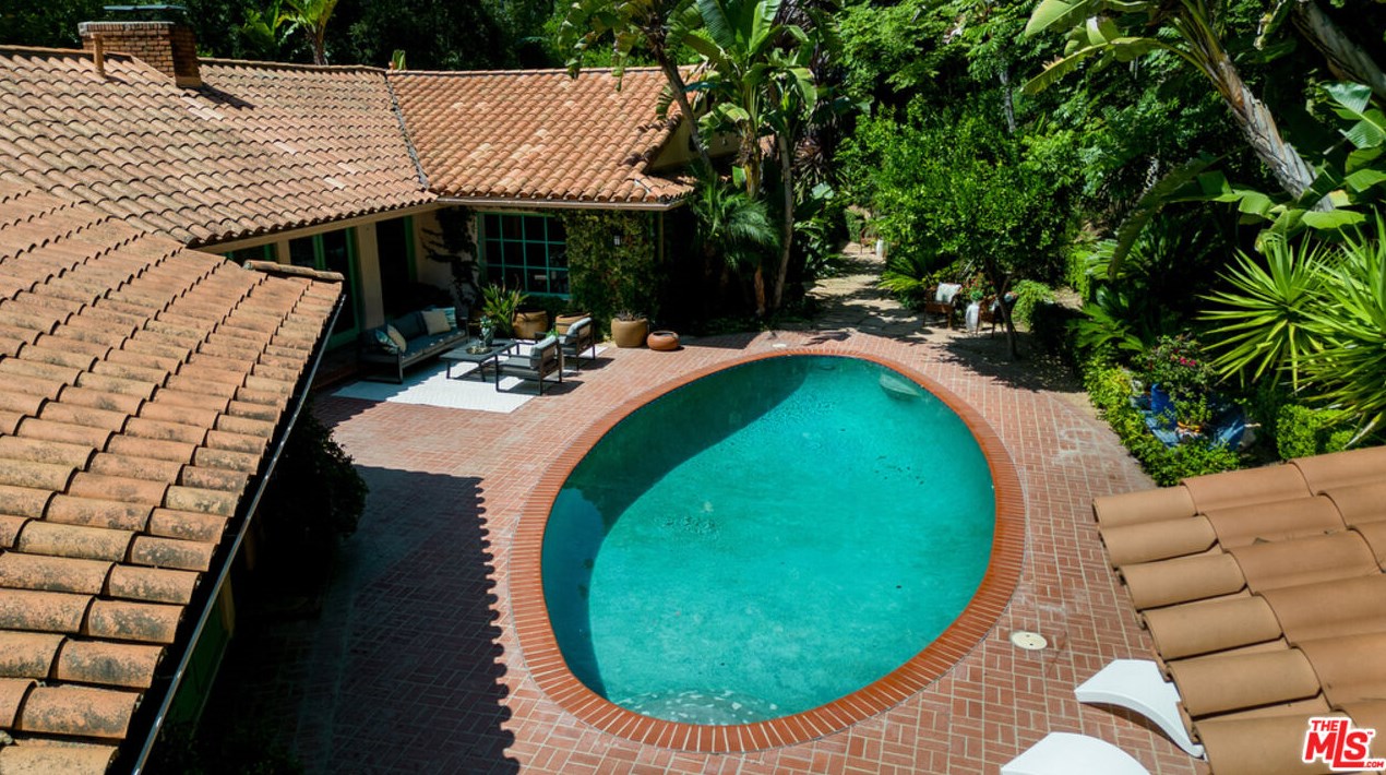 2365 Bowmont Dr, Beverly Hills CA  90210-1810 exterior