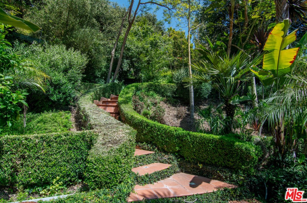 2365 Bowmont Dr, Beverly Hills CA  90210-1810 exterior