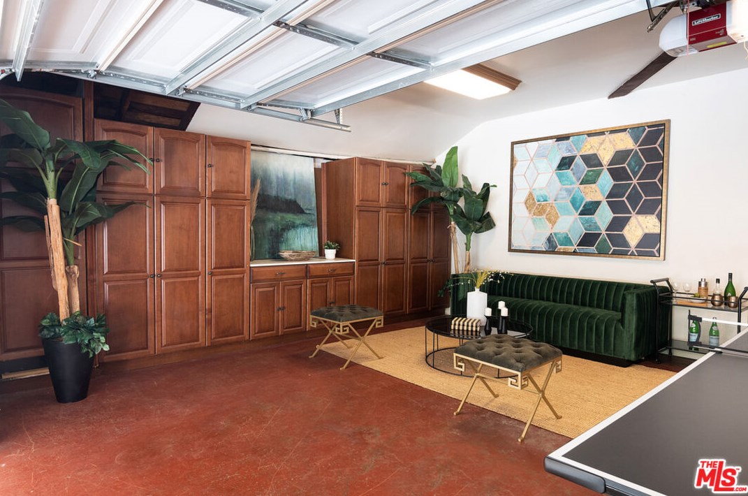 2365 Bowmont Dr, Beverly Hills CA  90210-1810 exterior