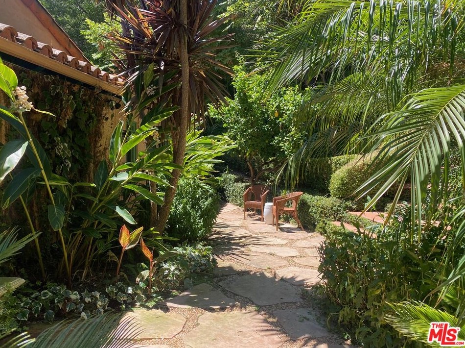 2365 Bowmont Dr, Beverly Hills CA  90210-1810 exterior