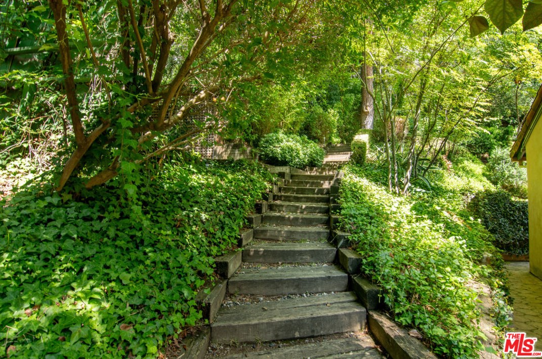 2365 Bowmont Dr, Beverly Hills CA  90210-1810 exterior