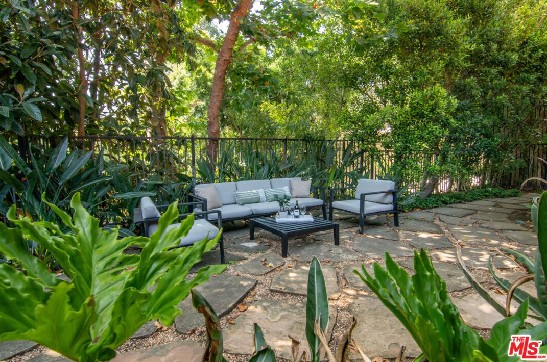 2365 Bowmont Dr, Beverly Hills CA  90210-1810 exterior