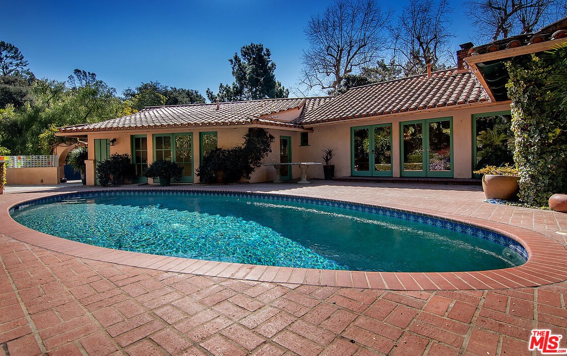 2365 Bowmont Dr, Beverly Hills CA  90210-1810 exterior