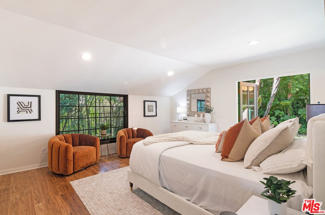 2365 Bowmont Dr, Beverly Hills CA  90210-1810 exterior
