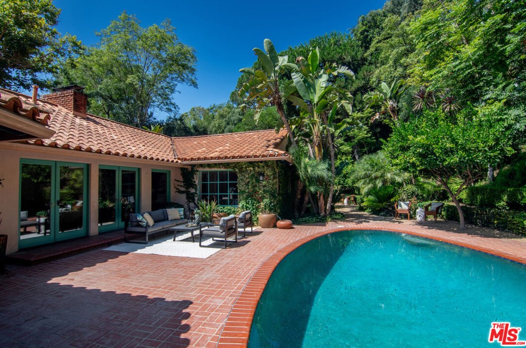 2365 Bowmont Dr, Beverly Hills CA  90210-1810 exterior
