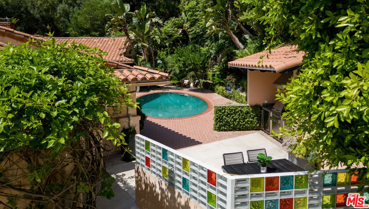 2365 Bowmont Dr, Beverly Hills CA  90210-1810 exterior
