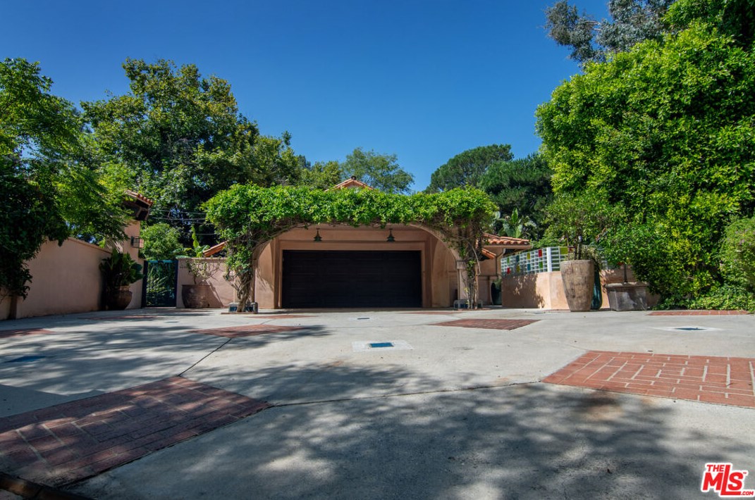 2365 Bowmont Dr, Beverly Hills CA  90210-1810 exterior