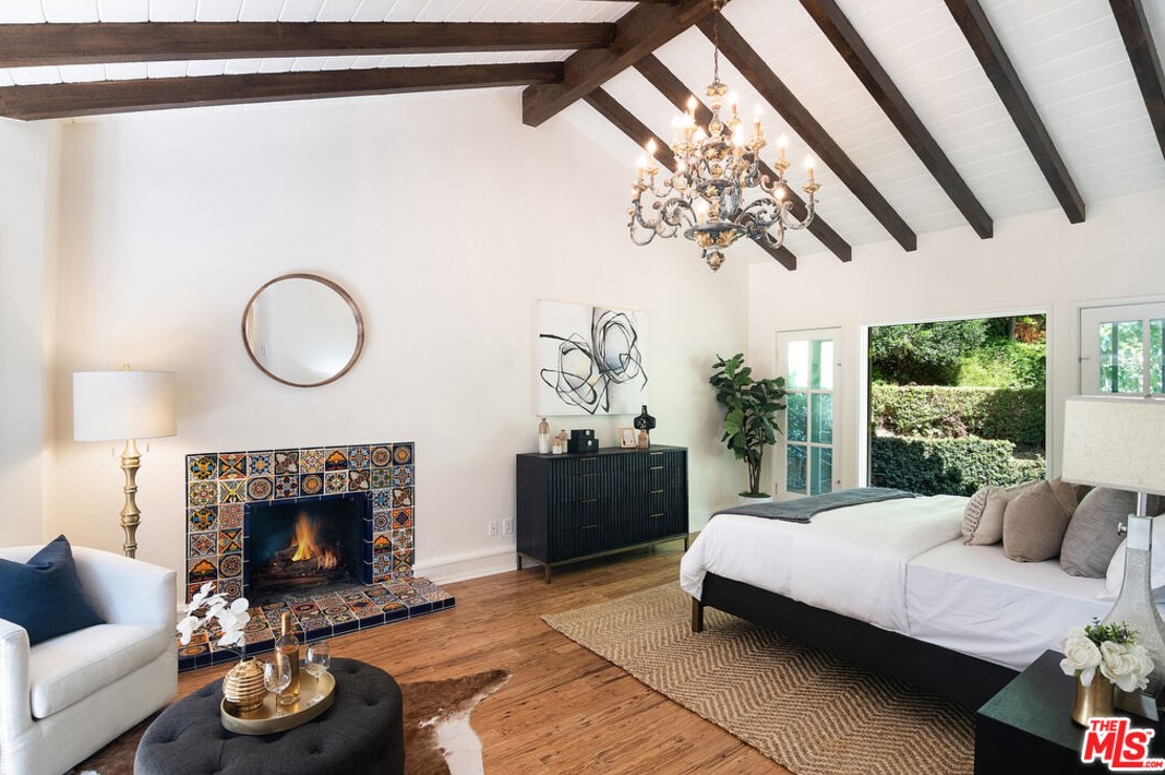 2365 Bowmont Dr, Beverly Hills CA  90210-1810 exterior