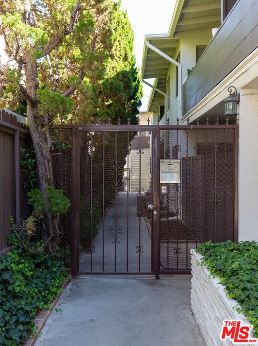 11842 Goshen Ave, Los Angeles, CA 90049-6337