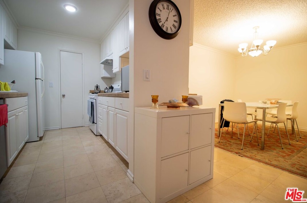 15344 Weddington St #205, Van Nuys, CA 91411