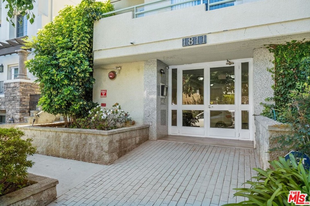 1811 Fairburn Ave #102, Los Angeles, CA 90025