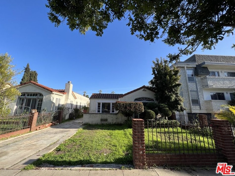 9730 Charnock Ave, Los Angeles, CA 90034-3903