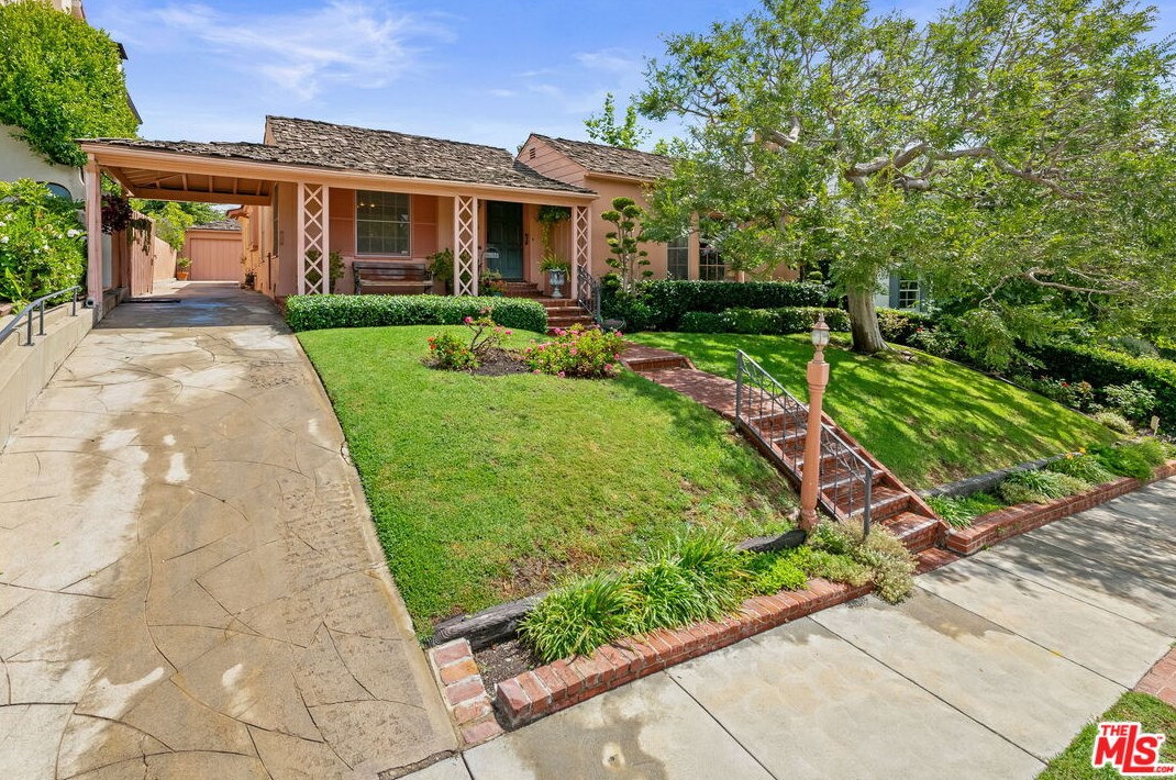 216 Tavistock Ave, Los Angeles, CA 90049-3229