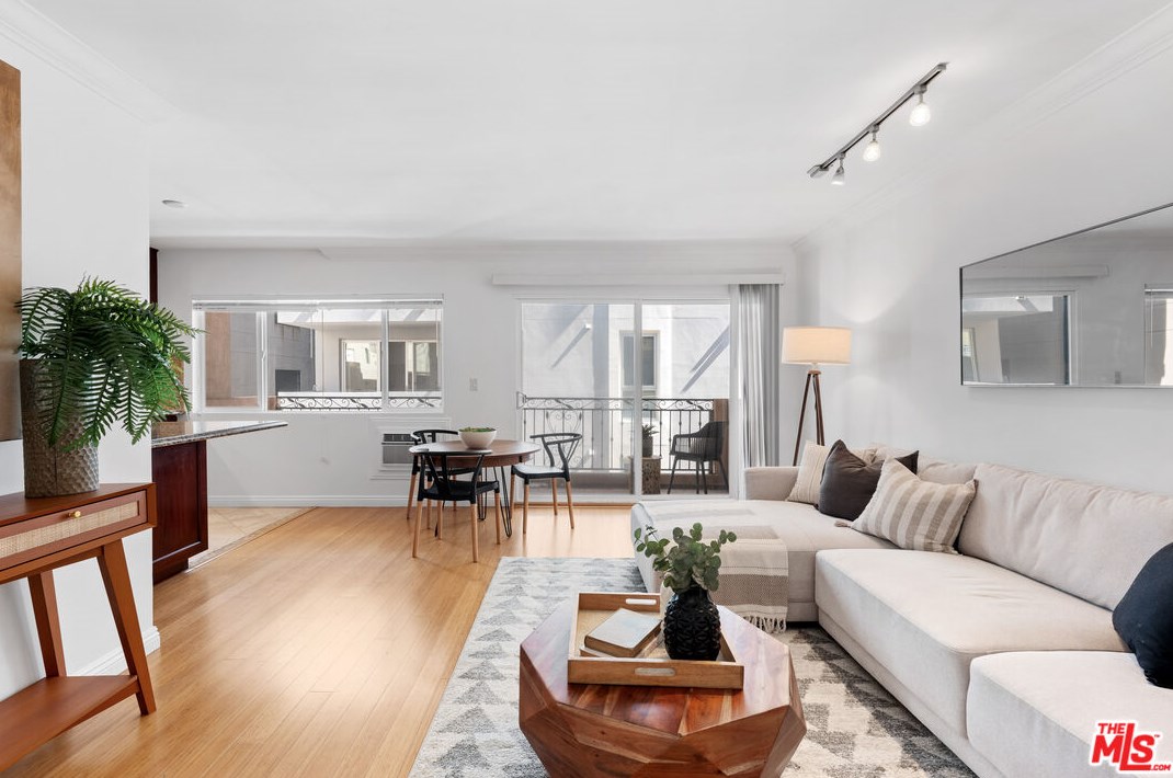 1154 S Barrington Ave #212, Los Angeles, CA 90049