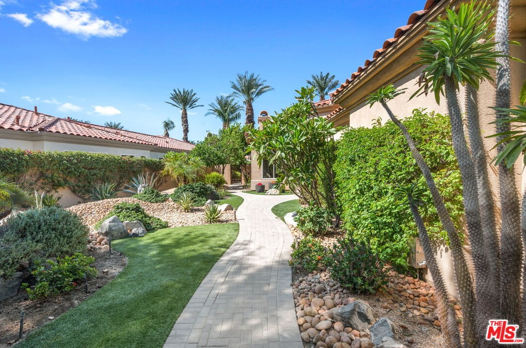 331 Tomahawk Dr, Palm Desert, CA 92211-8951